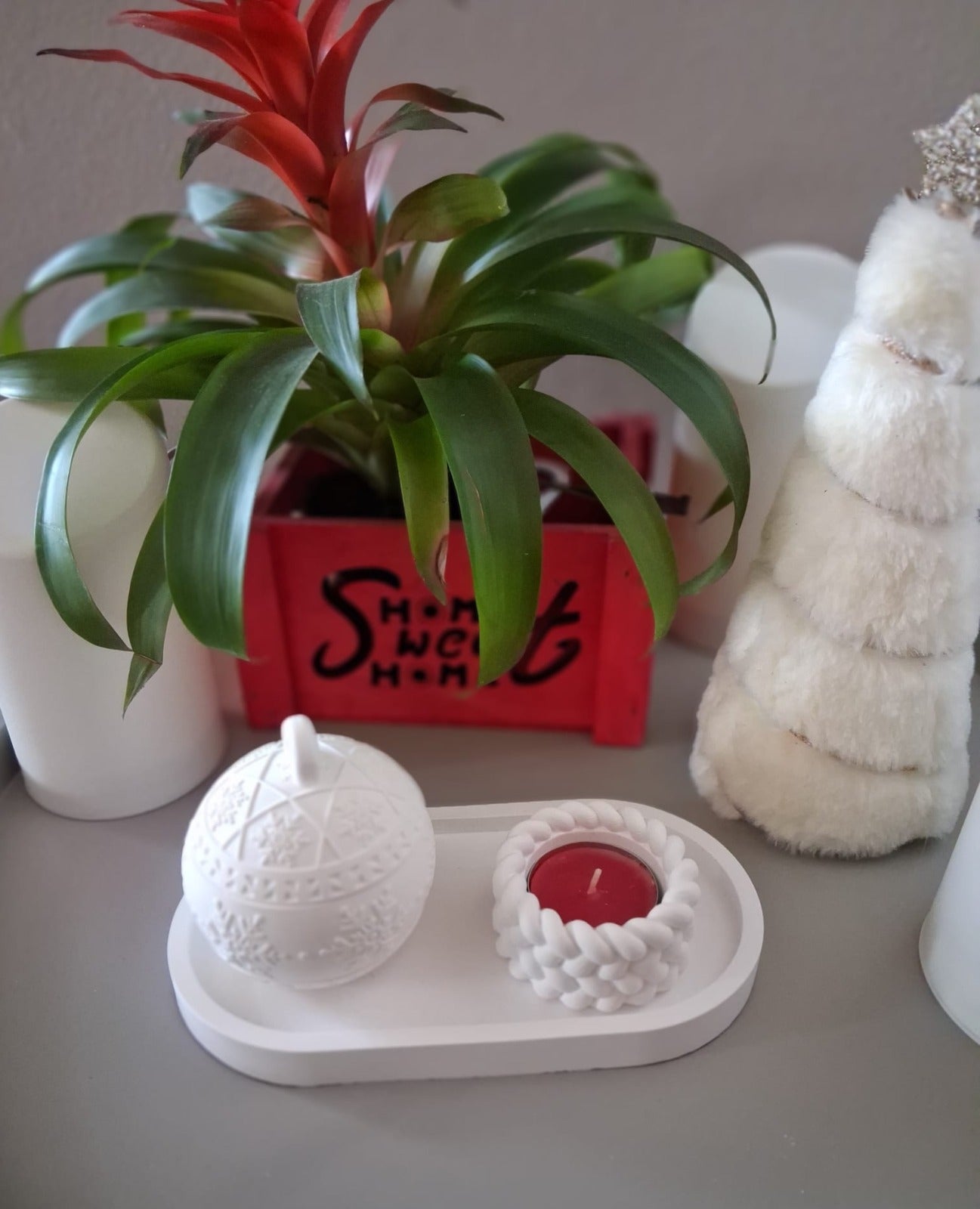 Set Decorativo con Candela Rossa e Sfera in Ceramica - Eleganza per la Tua Casa
